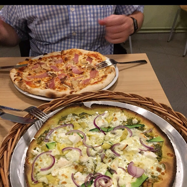 Pesto, cheese, courgette, onion and goats cheese pizza