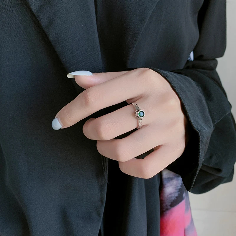 Bague Rétro Mode Verte en Zircon, un Bijou Élégant pour Femmes, Style Vintage Chic, Accessoire Tendance pour Rehausser Votre Look.