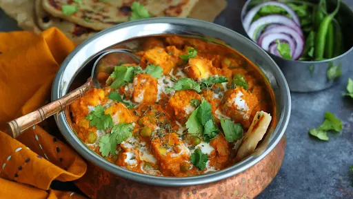 Shahi Paneer With 2 Laccha Paratha Combo