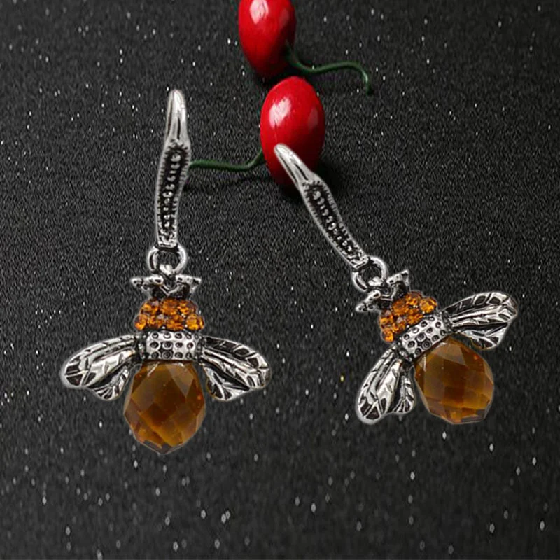 Boucles d'oreilles abeille en strass cristal, design animal simple et tendance. Bijoux femme parfaits pour un style élégant et décontracté au quotidien.