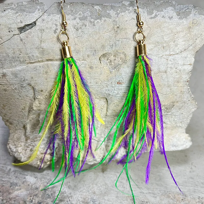 Modische Feder-Metall-Mesh-Ohrringe, stilvoll und vielseitig. Der perfekte Schmuck, um Ihren Look mit Raffinesse aufzuwerten.
