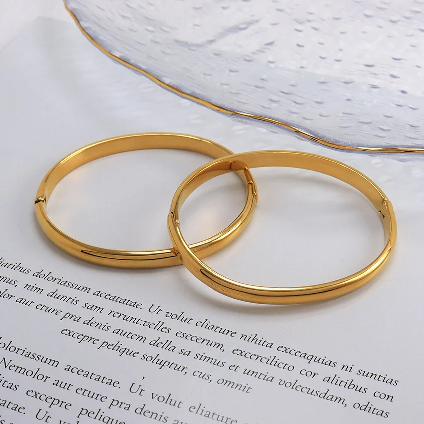 Bracelet ornement en acier inoxydable avec boucle dorée, élégant et durable, pour homme et femme, accessoire idéal au quotidien.