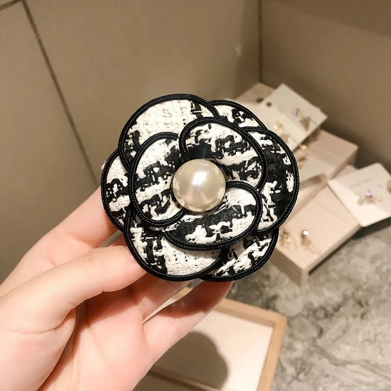 Broche Camélia Parfumée Denim Art, petit format, pour femme, élégant et raffiné. Accessoire idéal pour costumes et pulls, un bijou unique.