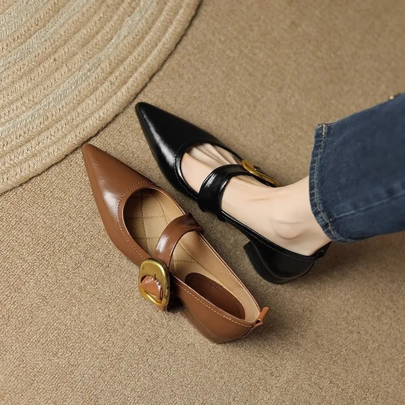 Chaussures en cuir à bout pointu, style français, avec boucle et petit talon. Élégance et confort pour vos pieds.