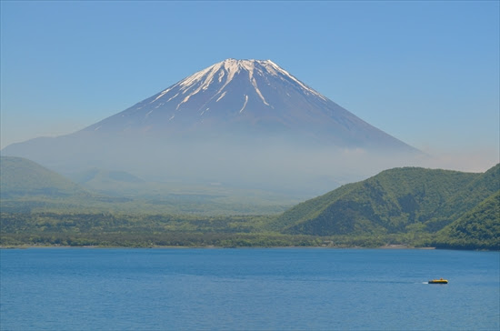 本栖湖から見える富士山