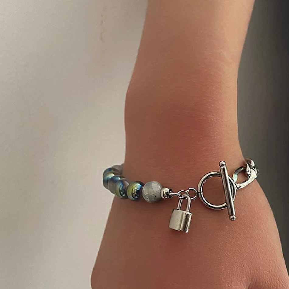 Color Burst Crack Stone kralenarmband voor dames. Voeg een vleugje kleur toe aan je look met deze stijlvolle en opvallende armband.