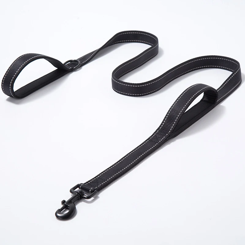 Coleira de cachorro de nylon refletivo de dupla espessura, resistente e visível. Ideal para passeios noturnos com segurança e controle.