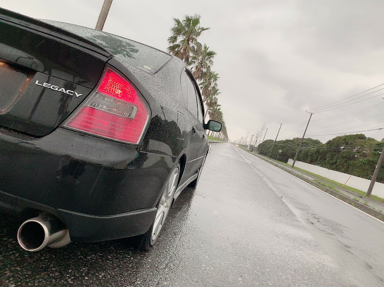 レガシィB4の愛車の後ろ姿・後ろ姿にロマン・ま、でもかっこいいに関するカスタム事例の投稿画像1枚目