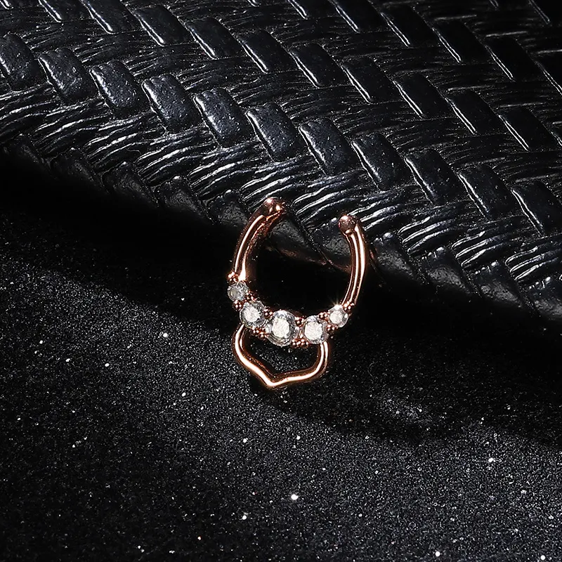 Clavos nasales de oro rosa y diamantes sin perforación para un brillo sutil y elegante, sin necesidad de piercing.
