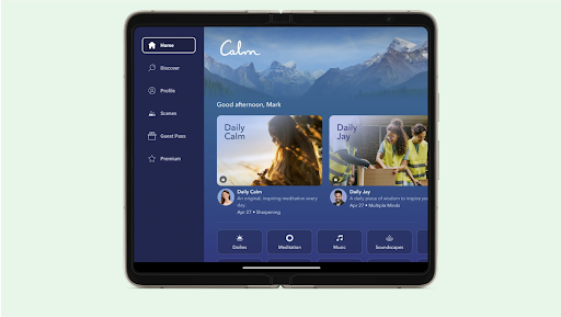 Um ecrã de um telemóvel dobrável mostra a página inicial da app Calm.