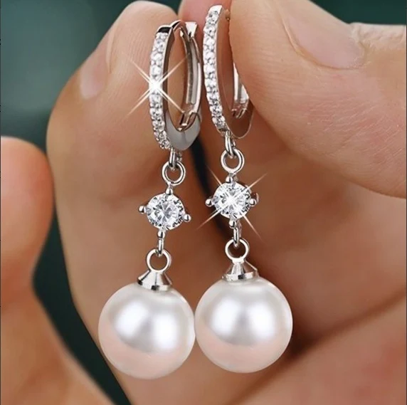 Elegantes Pendientes Clip de Zirconia Incrustada para Mujer, Diseño Dual Versátil, Moda de Lujo Asequible y Femenina.