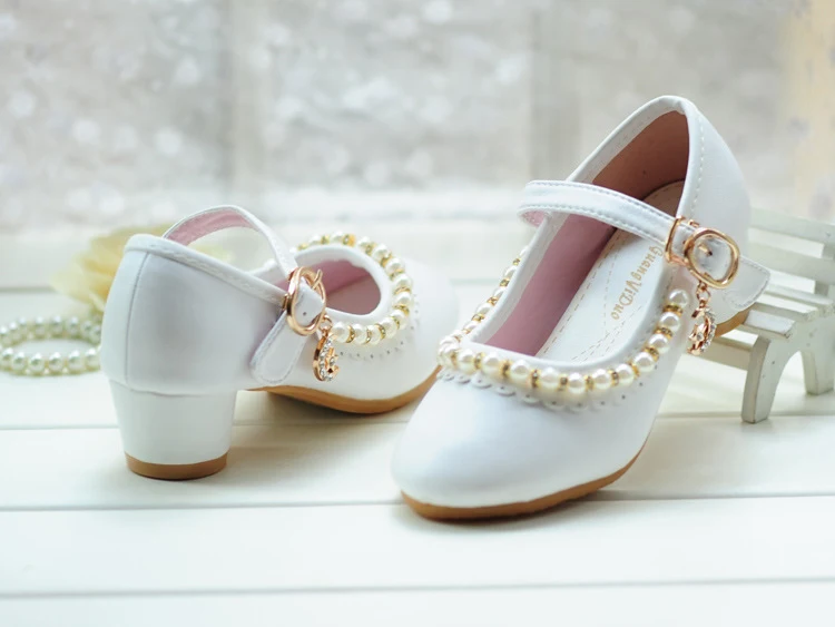 Scarpe singole col tacco alto, stile principessa con cristalli, per un look elegante e scintillante in ogni occasione speciale.