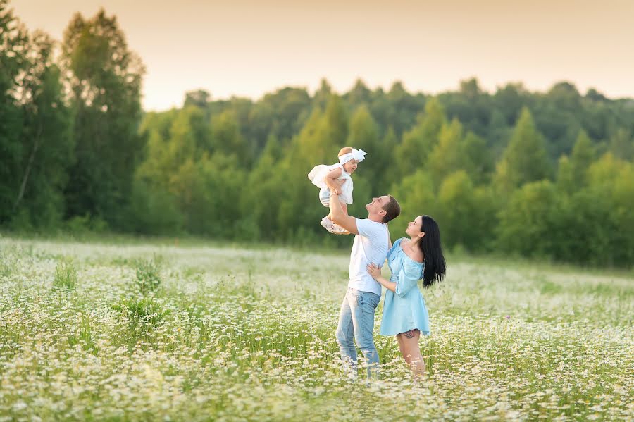 Wedding photographer Elena Usova (malena-usova). Photo of 14 April 2022