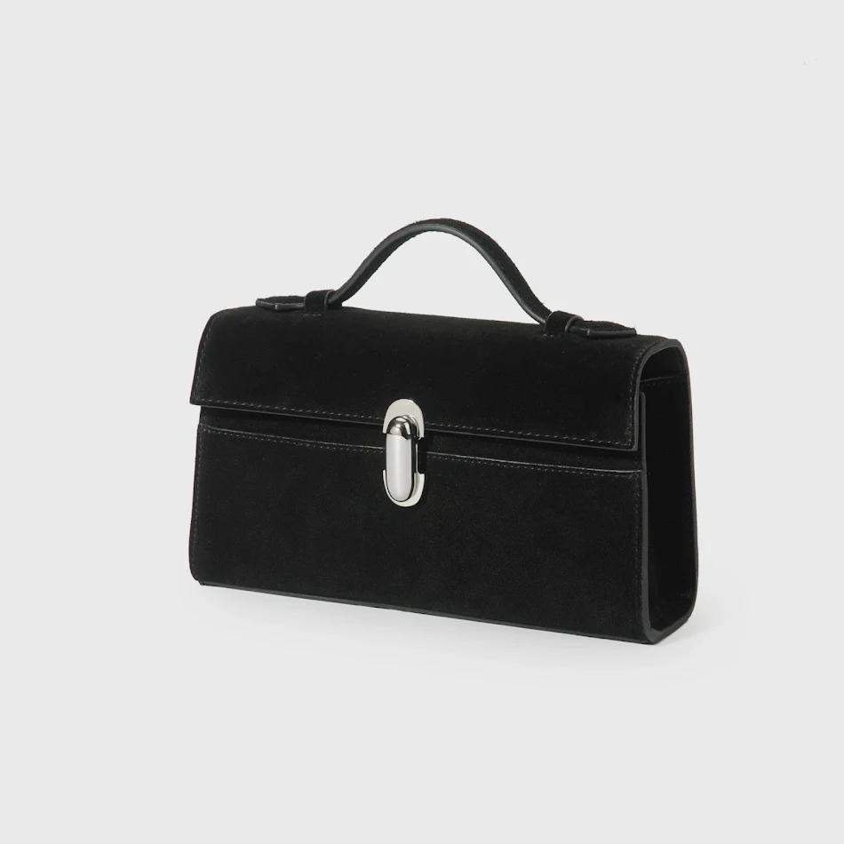 Kleine quadratische Wildleder-Handtasche mit einzelnem Schulterriemen – ideal zum Tragen. Stilvoll und kompakt für den Alltag.