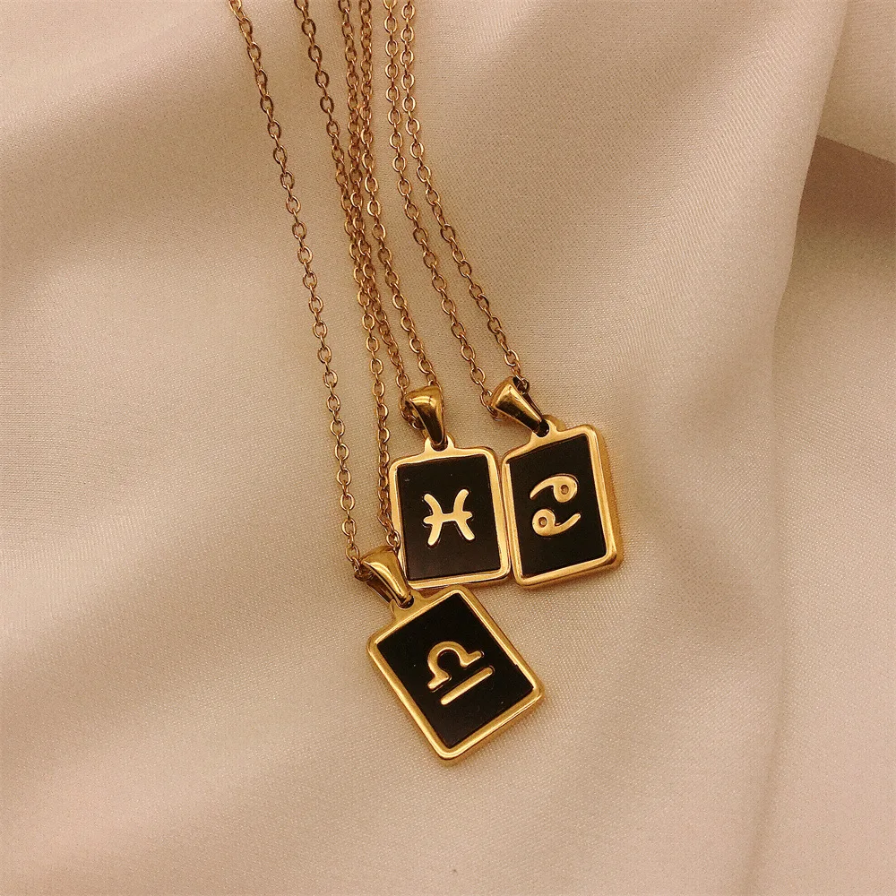 Title 2, Collier avec plaque carrée et runes des douze c...