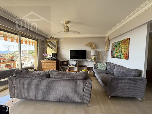 Prestige apartment / penthouse for sale in Grasse (06130) - Neighborhood Saint Jacques Sud - Living room with two grey sofas and view