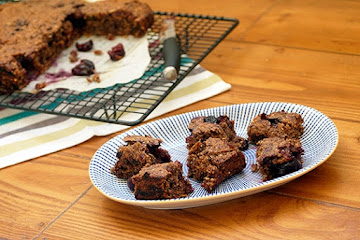 Healthy oat and cherry bars
