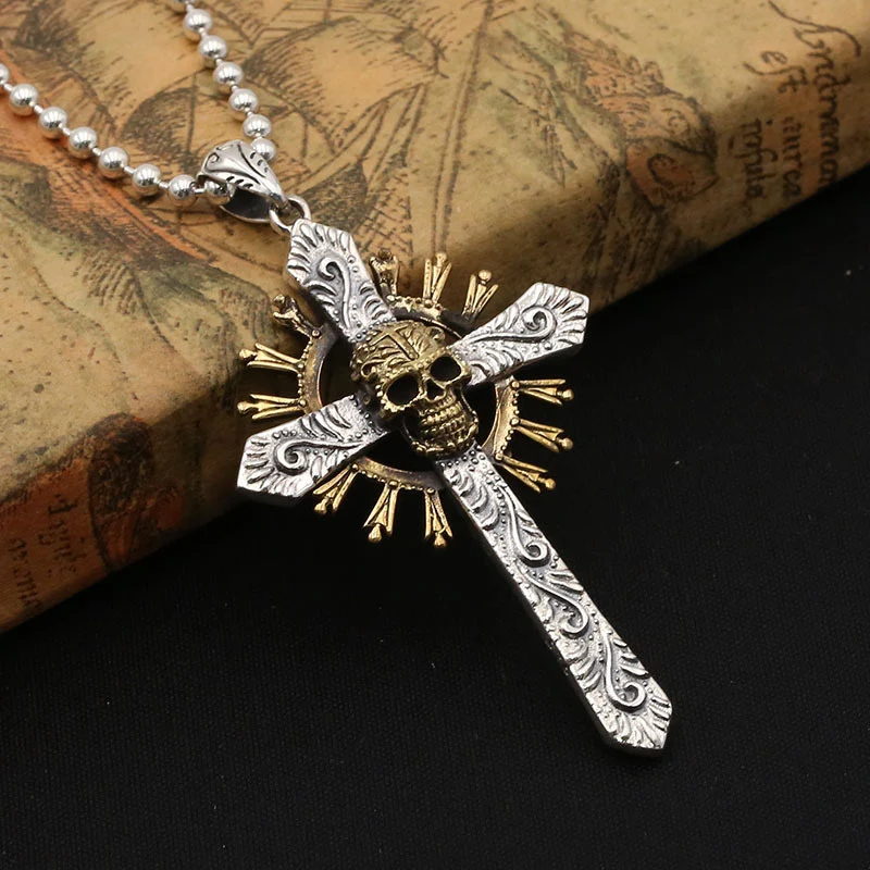 Colgante de calavera cruzada de cobre y plata de ley con personalidad retro, ideal para un look audaz y con estilo.