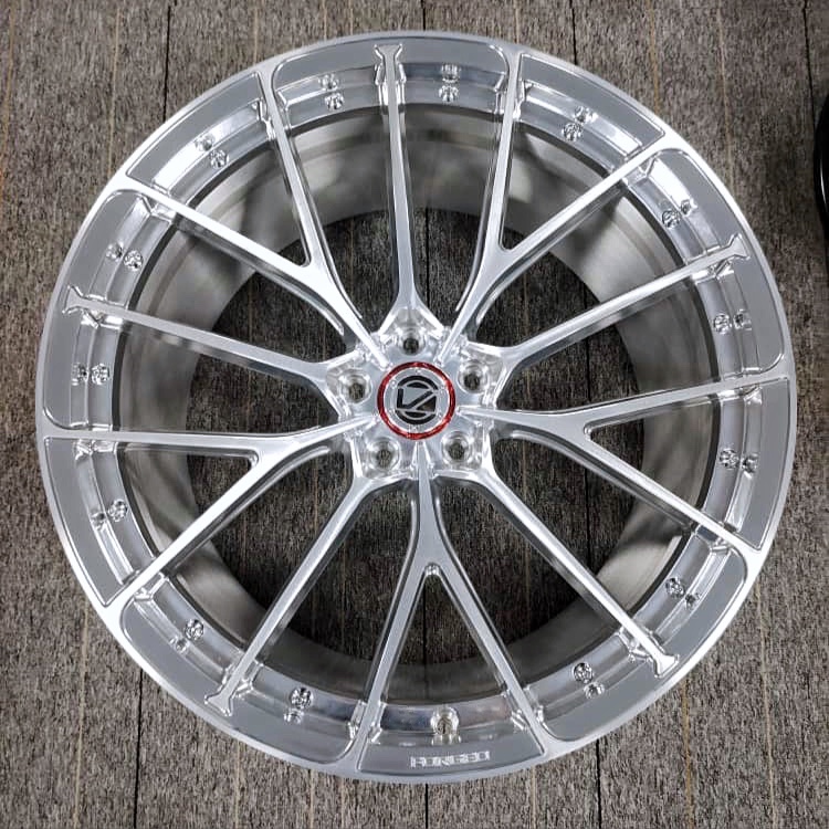 あっくん/ALVERT motorsportさんが投稿したホイール・ツライチ・ワンオフホイール・鍛造ホイール・鍛造に関するカスタム事例の投稿画像1枚目