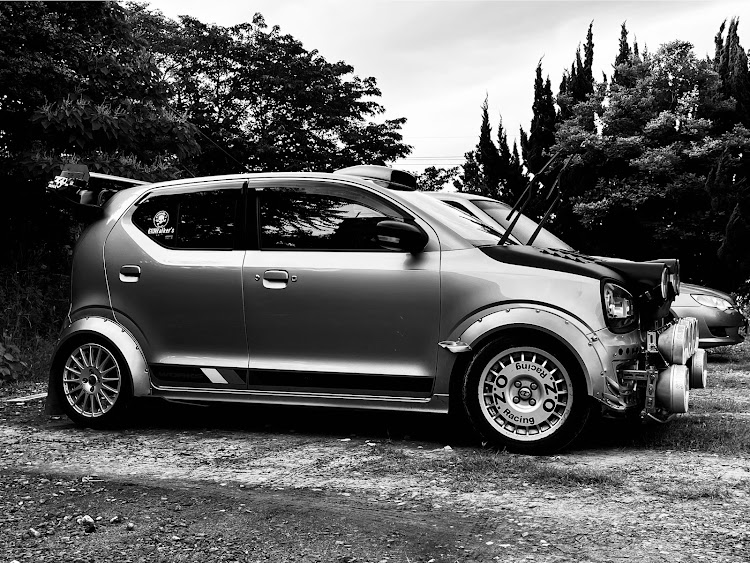 アルトワークスのモノクロ祭り便乗・みんなのセンターキャップが見たい・LEDバルブ😨・愛車の白黒写真展に関するカスタム事例の投稿画像1枚目