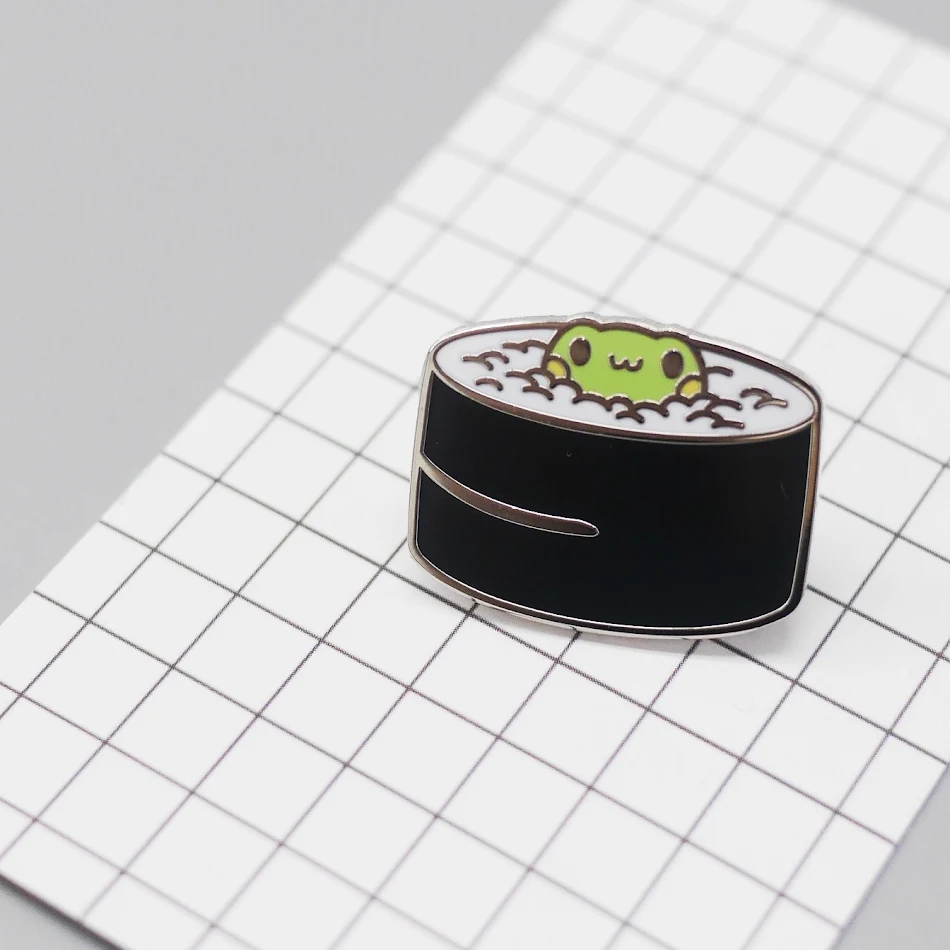 Japanse kikker metalen badge in blik, met kinderlijke persoonlijkheid. Leuk voor kleding, tassen of als verzamelobject, expressief en speels.