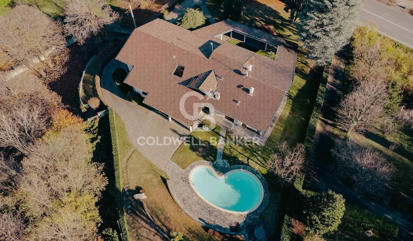 Villa avec piscine et terrasse Inverigo