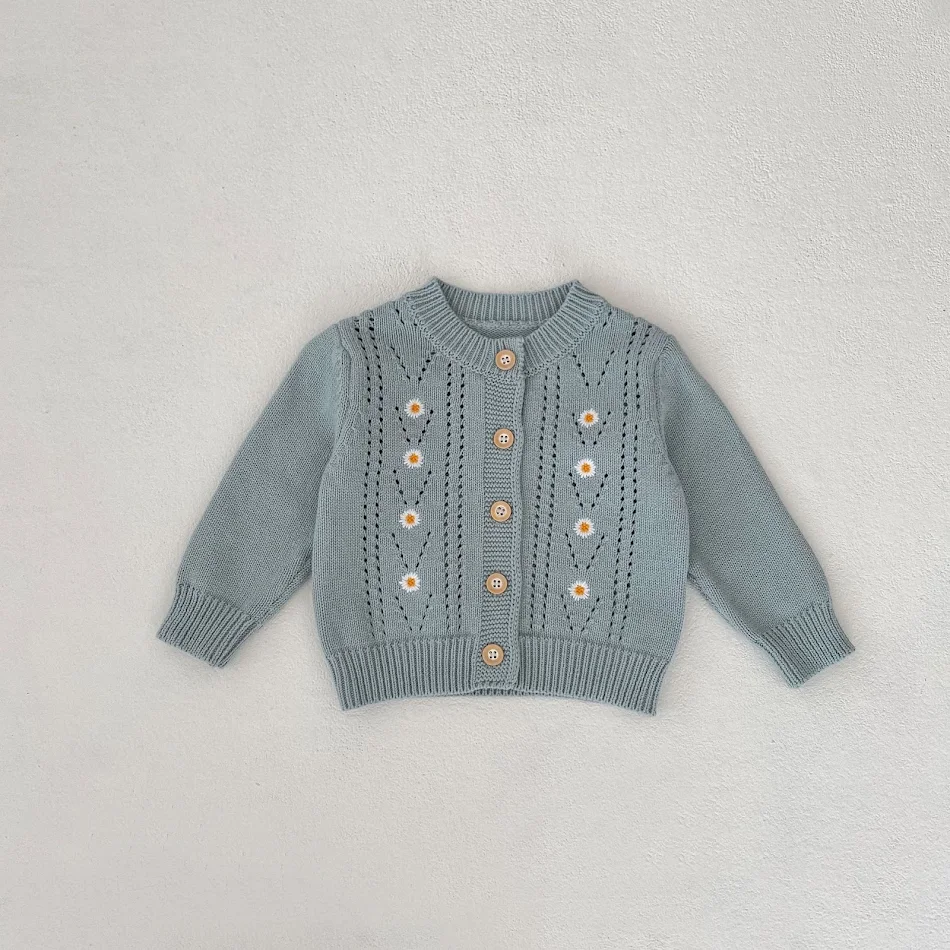 Manteau bébé en tricot ajouré brodé et jupe dos nu tricotée – un ensemble adorable, confortable et stylé pour garder bébé au chaud et à la mode.