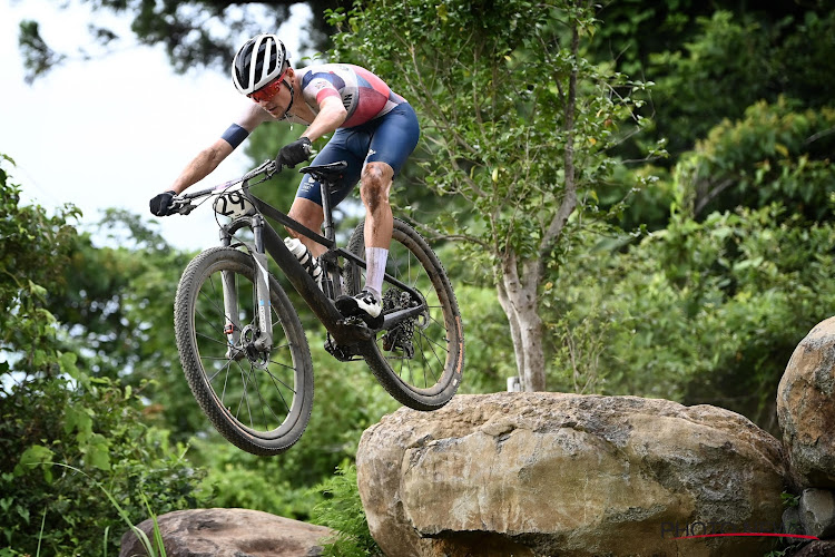 Pidcock maakt het waar op de mountainbike en is op zijn 21ste olympisch kampioen, Van der Poel uitgeteld door valpartij