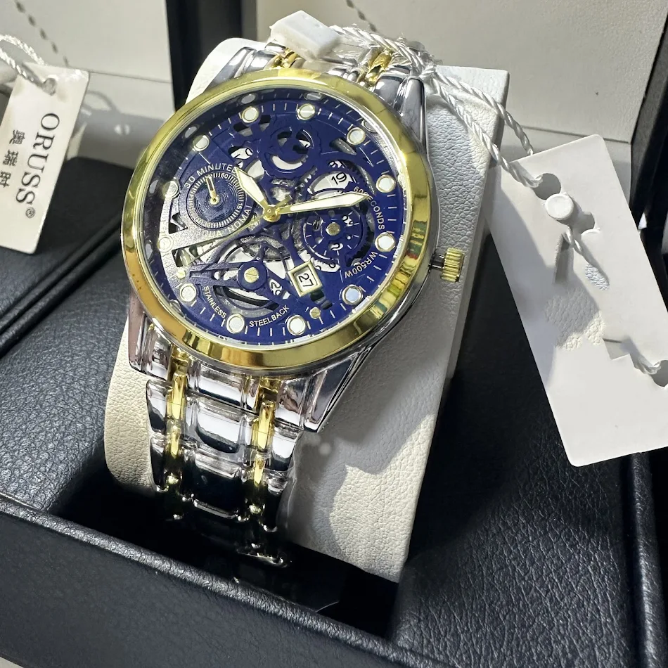 Reloj Automático de Cuarzo Luminoso Sumergible con Mecanismo Calado. Disfruta de la precisión y estilo resistente al agua.