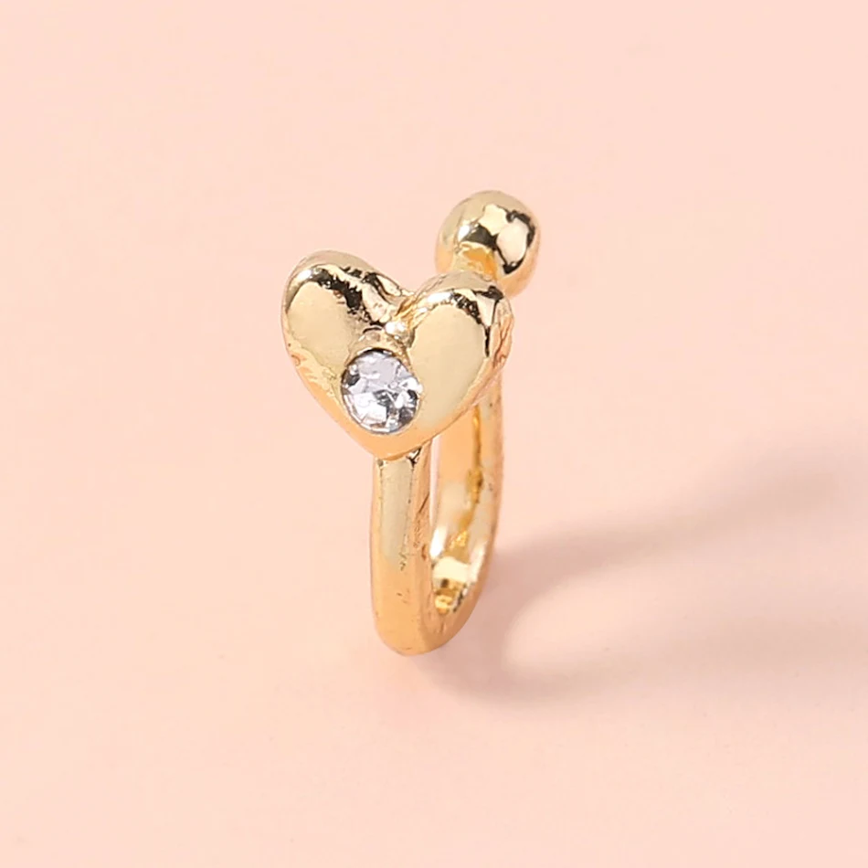 Faux anneau de nez en forme de cœur avec diamants, Personality Wind Love Piercing. Un bijou romantique et tendance, pour un look audacieux et séduisant.