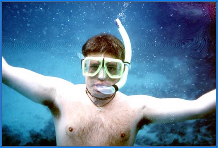 Uomo in mare... sottotitolo snorkeling di gds75photo