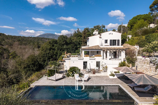 Villa avec piscine et terrasse 1