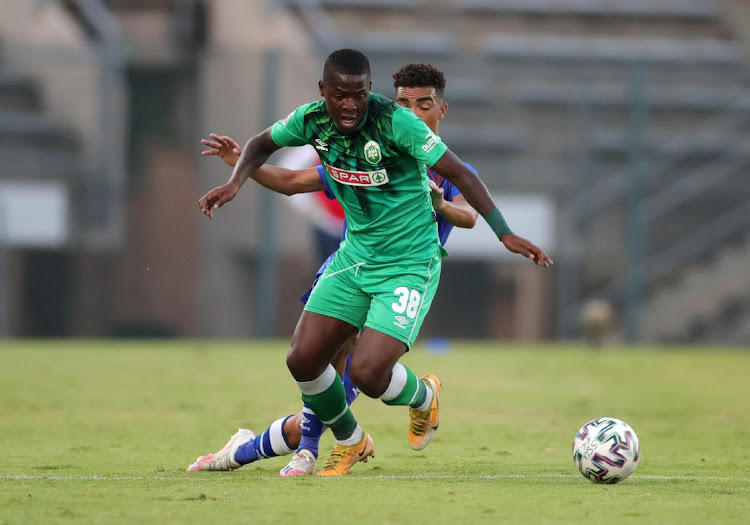 Phakamani Mahlambi of AmaZulu challenged by Keena Philips of Supersport United. Picture: SAMUEL SHIVAMBU/BACKPAGEPIX