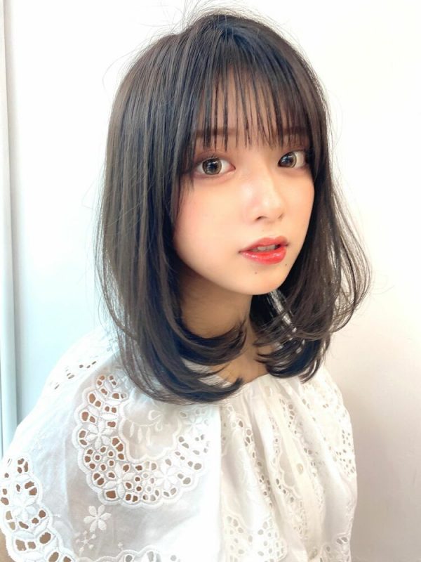 抜け感のある黒髪 ミディアムヘアカタログ 前髪あり なしの髪型をご紹介 Trill トリル