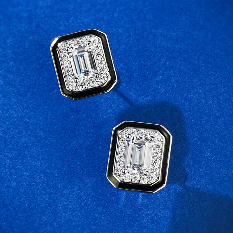 Boucles d'oreilles clous rectangulaires argentées simples pour femmes, un accessoire élégant et minimaliste, idéal pour un look quotidien discret et raffiné.