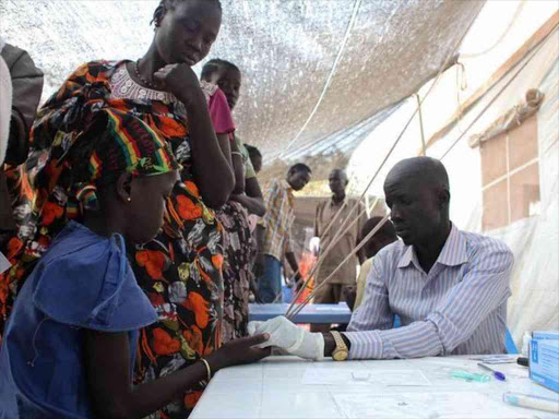 A displaced girl is tested for malaria at an MSF clinic in Tomping camp, where some 17,000 displaced people who fled their homes are being sheltered by the United Nations, in Juba January 10, 2014. /REUTERS