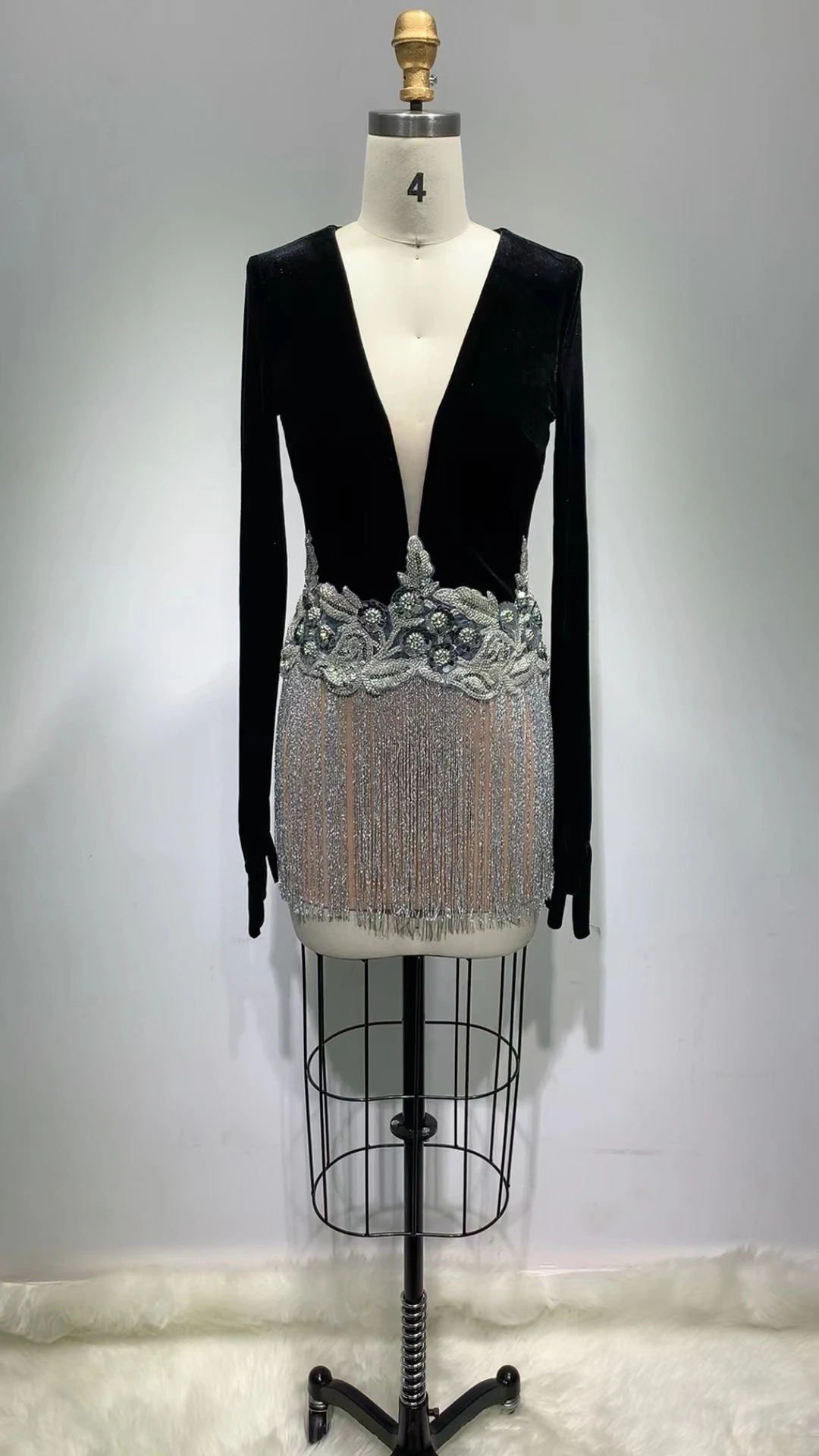 Title 6, Robe sans manches avec gants, franges, sequins ...