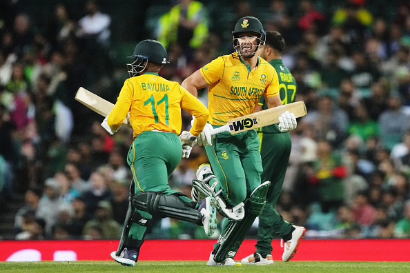 Pproteas batters Temba Bavuma (L) and Aiden Markram (R) takes a single during the 2022 ICC Men's T20 World Cup match against Pakistan at the Sydney Cricket Ground on November 03, 2022 in Sydney, Australia.