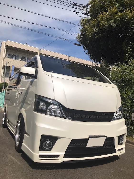 NV350キャラバンのみんなのステアリングが見たい・グリル交換・pivot ac2・都築會・CRS ESSEXに関するカスタム事例の投稿画像1枚目