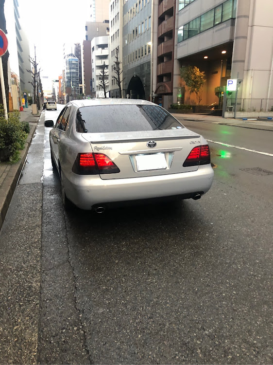 クラウンロイヤルのドライブ・トランクスポイラー・リアガーニッシュ・スモークテールに関するカスタム事例の投稿画像1枚目