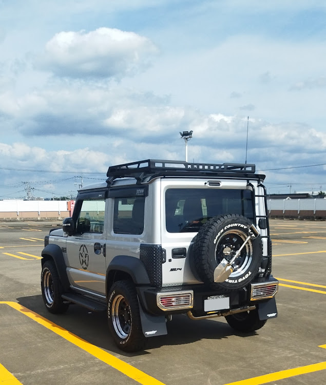 ジムニーシエラの梅雨はどこいった？・屋上駐車場シリーズ・イカついシエラとファンキー親父・いつもイイネ&コメントありがとうございます🙇‍♂️に関するカスタム事例の投稿画像2枚目
