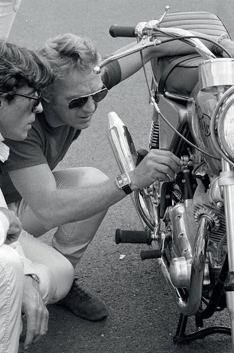 Steve Mac Queen near the 750 Norton Commando Roadster 1970.