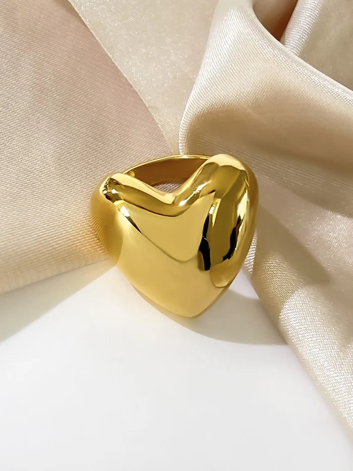 Bague en acier titane brillant en forme de cœur d'amour, plaquée or 18K. Exprimez votre amour avec ce bijou.
