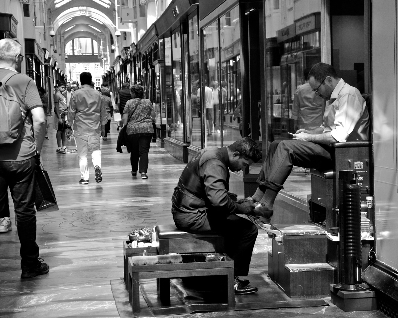 shoeshine in the street di Alessandra Botticelli