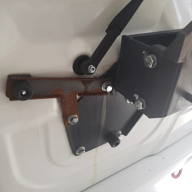 ジムニーのあけましておめでとうございます・愛車のお尻はこんな感じ・今年最初の・錆び除去&補修に関するカスタム事例の投稿画像1枚目