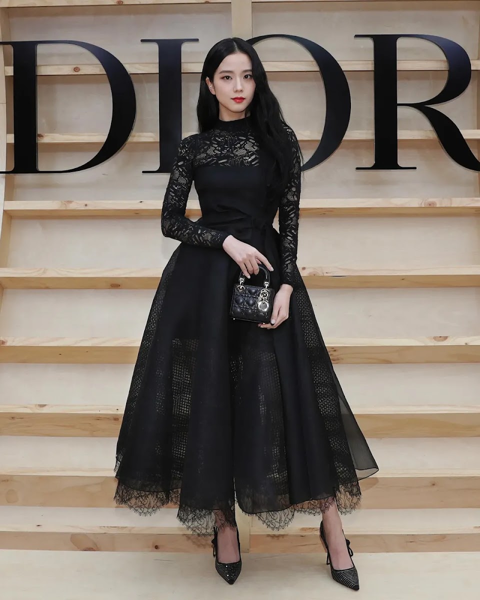 JISOO with @dior CEO Pietro Beccari and Maria Grazia Chiuri. EWHA DIOR SHOW  WITH JISOO #JISOOxDiorFall22 #디올x지수_이화여대패션쇼