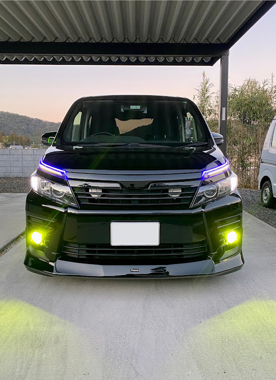 ヴォクシーの新年初カスタム・ブラックフェイス・LEDテープ・青色初めましたに関するカスタム事例の投稿画像4枚目
