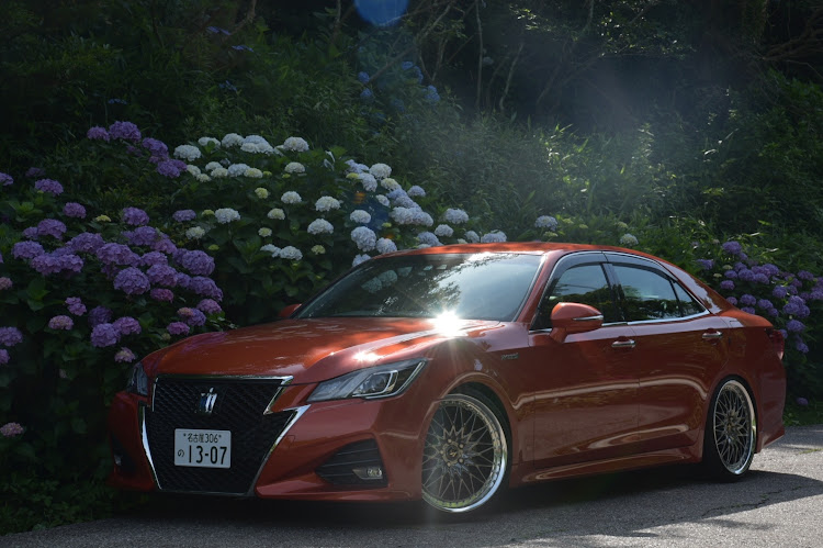 クラウンアスリートのクラウンアスリート・ジャパンカラーセレクション・茜色・紫陽花と愛車・梅雨の晴れ間に関するカスタム事例の投稿画像1枚目