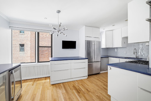 Modern kitchen with blue center island - Prestige apartment for sale in New York, 4 rooms, 2 bedrooms