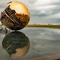 La Sfera Grande di Pomodoro a Pesaro di 